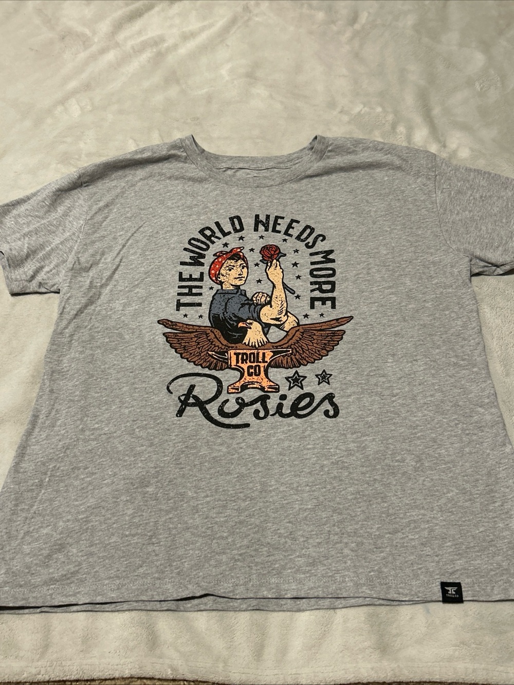 TROLL CO WOMEN'S ROSE SHORT SLEEVE GRAPHIC TEE- Heather gray- Size 2XL